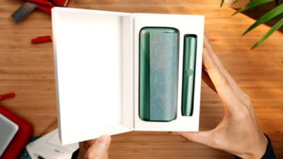 حامل جهاز IQOS ILUMA PRIME وشاحن جيب في صندوق. 