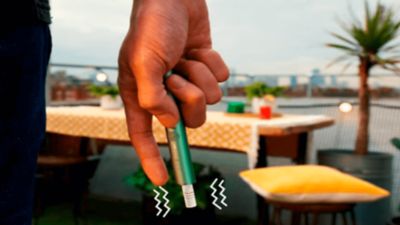 رسم توضيحي يوضح كيفية استجابة IQOS ILUMA PRIME لإيماءات اليد.