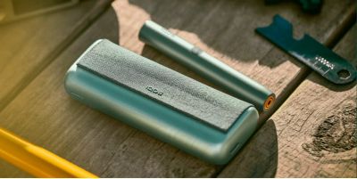 شاحن جيب لجهاز IQOS ILUMA PRIME بلون أخضر يشمي وحامله.