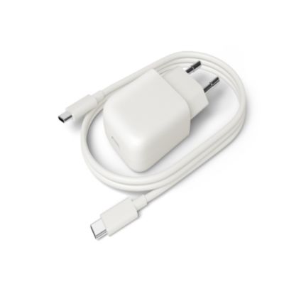 Un adaptateur de courant un câble USB