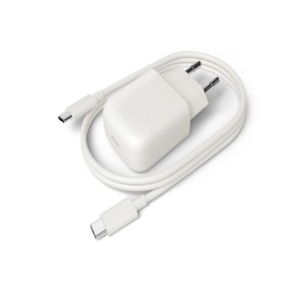 Un adaptateur de courant un câble USB