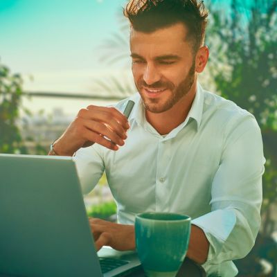 Hombre sosteniendo un dispositivo IQOS ILUMA