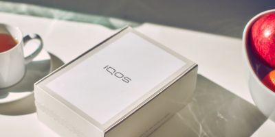 Mains déballant un appareil IQOS.