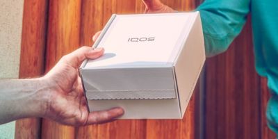 IQOS ILUMA Paket wird überreicht