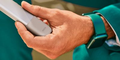 Manos con un dispositivo IQOS ONE.