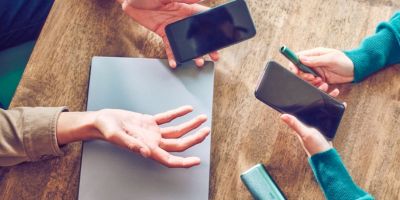 Un smartphone et un appareil IQOS.