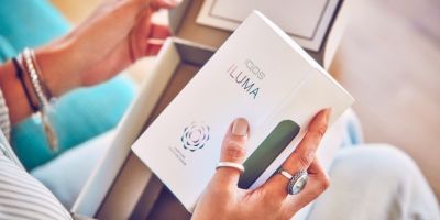 Mains déballant un appareil IQOS.