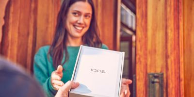 Persona sosteniendo una caja de IQOS