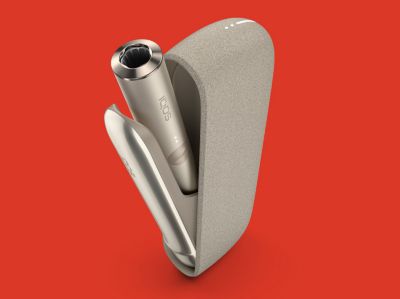 IQOS ILUMA dorado holder saliendo del cargador