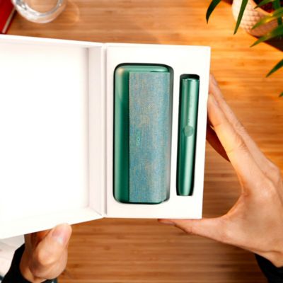 Un câble USB inséré dans le chargeur de poche IQOS ILUMA PRIME