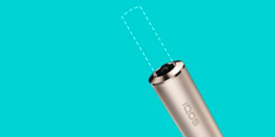 IQOS Iluma holder con una unidad de tabaco para calentar TEREA insertada.