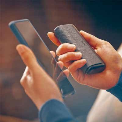 IQOS ILUMA PRIME negro en las manos de una persona