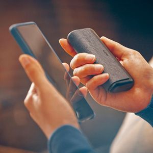 Una persona sostiene  IQOS ILUMA PRIME Verde Jade cerrado