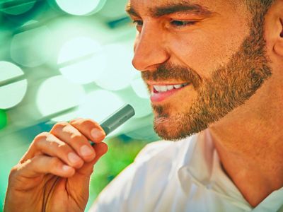 IQOS ILUMA PRIME encima de un escritorio