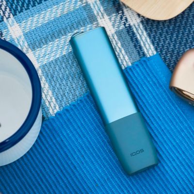 Dos personas con celulares tomando café