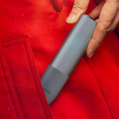 Persona sosteniendo un dispositivo IQOS ILUMA ONE