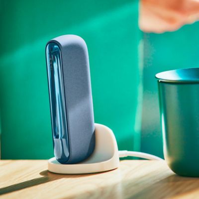 IQOS ILUMA en una estacion de carga