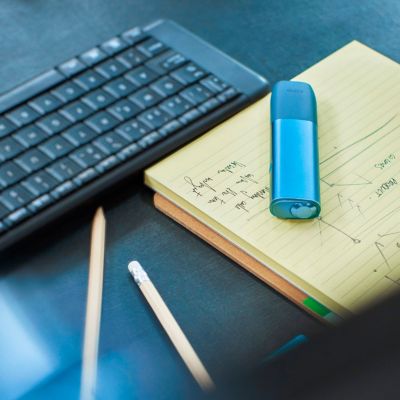 Persona sosteniendo una caja de IQOS ILUMA