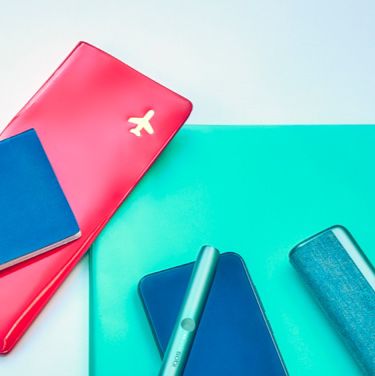 Documentos de viaje, celular y un IQOS ILUMA PRIME