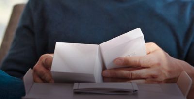 Hombre desenvolviendo el paquete de IQOS.