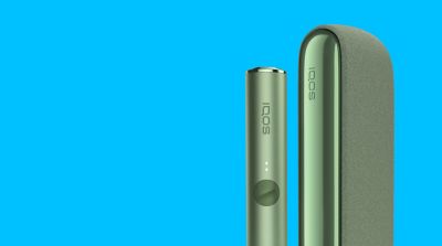 Moss Green zařízení IQOS ILUMA a kapesní nabíječka.