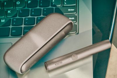 Pebble Beige IQOS ILUMA kapesní nabíječka a nahřívač.