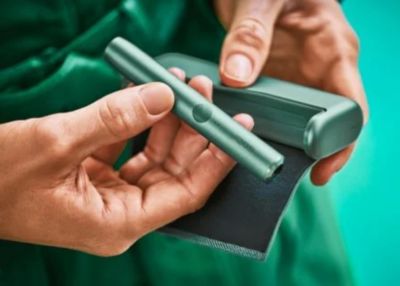 Peranti PRIME dalam warna Jade Green di tangan arkitek