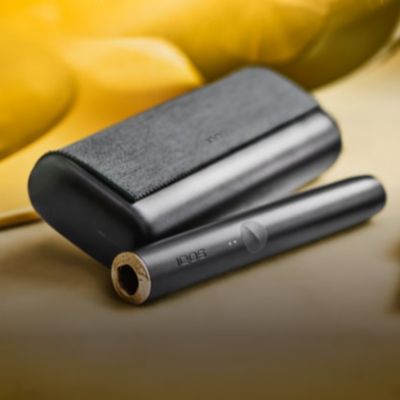 Un appareil IQOS ILUMA noir obsidienne.