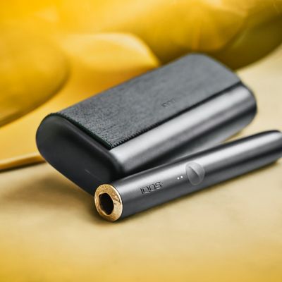 Dispositivo y Holder IQOS ILUMA color Obsidian Black.