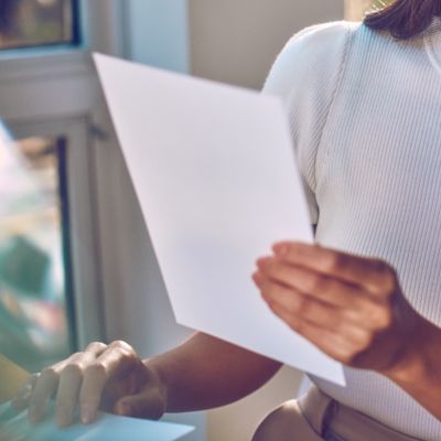 Une personne tenant une feuille de papier.