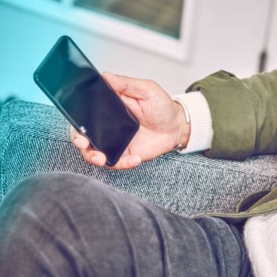 Une personne tenant un téléphone portable.