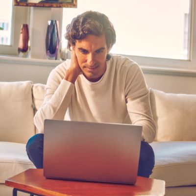 Una persona usando una Laptop.