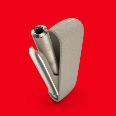 Un dispositivo IQOS ILUMA con una unidad de tabaco TEREA insertada.