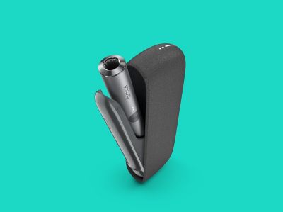 Dispositivo IQOS ILUMA oscuro dentro del Pocket Charger.