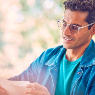 Hombre sosteniendo una caja de IQOS