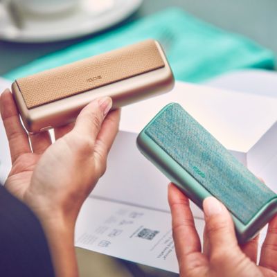 Tangan memegang IQOS ILUMA PRIME Pocket Charger.