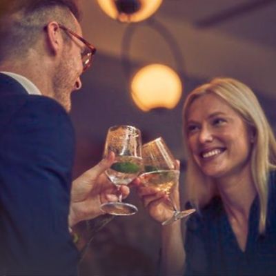 Amigos levantan sus vasos para celebrar.