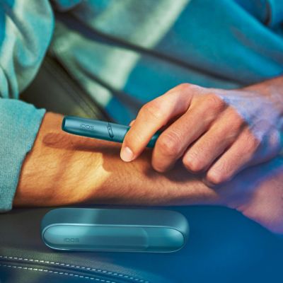 Rangée de chargeurs de poche IQOS 3 DUO doré, blanc, noir et bleu 