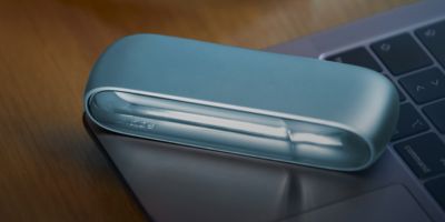 Ein IQOS Originals Duo auf einem Laptop.