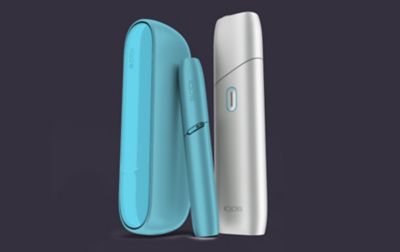 IQOS Originals Duo Holder und Pocket Charger in der Farbe Rot mit HEETS Tabakstick.