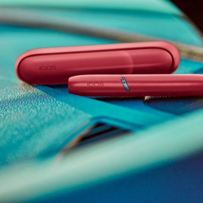 Stylet et le chargeur de poche d'IQOS Originals Duo en rouge.