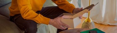 Hands opening an IQOS Originals  device box, to discover all benefits of MyIqos.