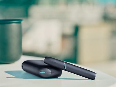 Stylets et chargeurs de poche IQOS 3 DUO bleu et blanc posés à côté sur une table 