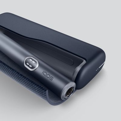 IQOS ILUMA i PRIME Midnight Black mit geöffneter Hülle.