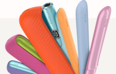 Naprave IQOS ILUMA i z ovitki in pokrovčki vrat v različnih živahnih barvah.