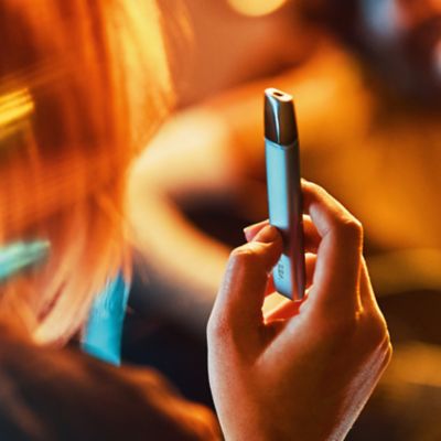 Hand hält VEEV ONE mit eingesetztem Pod