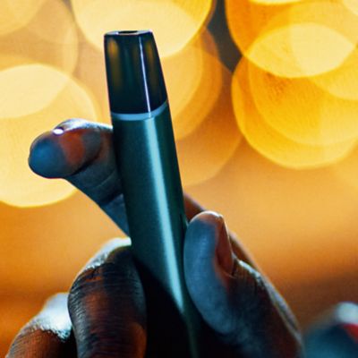 Hand hält VEEV ONE mit eingesetztem Pod