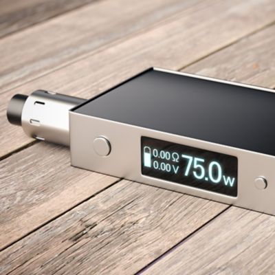 Eine silberne E-Zigarette mit einem leuchtenden Display auf einem Tisch