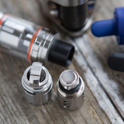 Einzelteile einer E-Zigarette auf einem Tisch