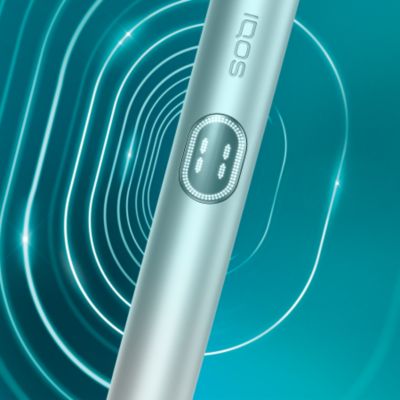 Устройство IQOS ILUMA i PRIME цвета Лазурный бриз крупным планом на темно-бирюзовом фоне